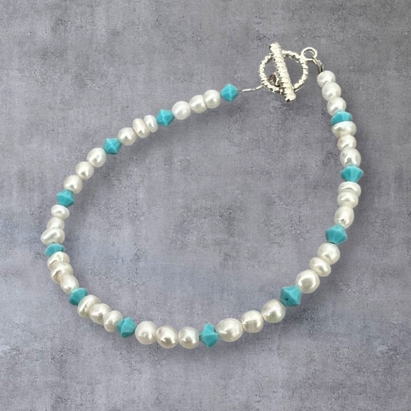 Rice pearl bracelet with turquoise beads plus a silver plated toggle - Picture 2 of 3